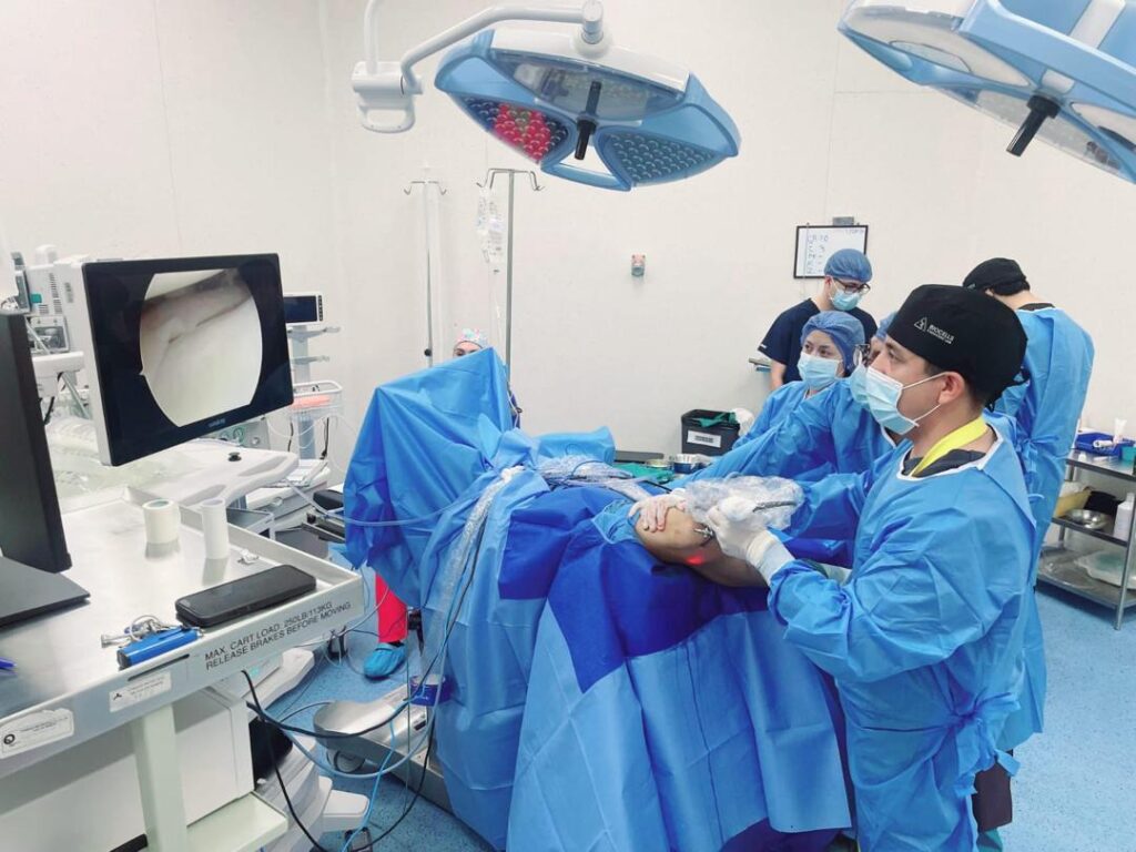 traumatologo en quito fisioterapia traumatologia artroscopia cirugía artroscópica ecuador 01jj